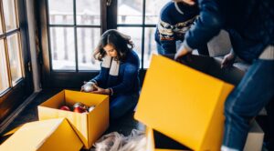 Ελληνική οικογένεια οργανώνει μετακόμιση στις γιορτές μεταφέροντας χριστουγεννιάτικα στολίδια σε κιβώτια με την εταιρεία Prime μεταφορική