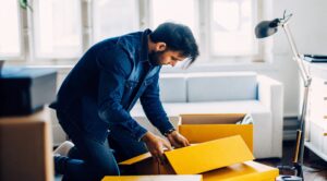 Μετακόμιση οικιακού γραφείου Prime: Επαγγελματίας συσκευάζει εξοπλισμό γραφείου για επιτυχημένη μεταφορά στο σπίτι