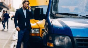 Professional encounters an accident with a rented Prime truck and asks for immediate assistance, recording the incident for the procedure after a truck accident