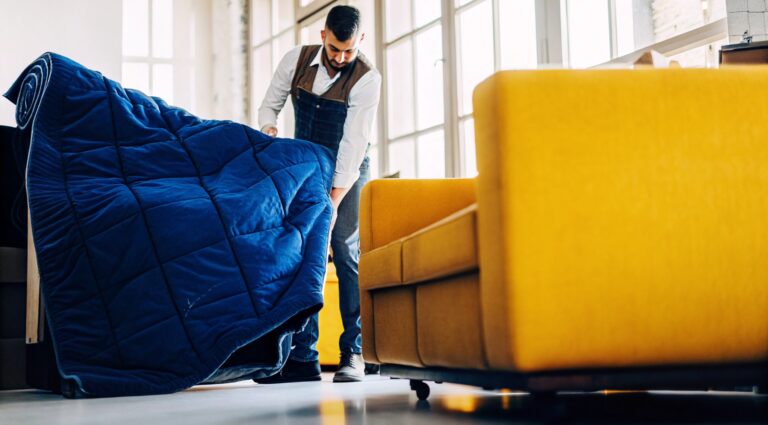 Έμπειρος μεταφορέας χρησιμοποιεί μεταφορικές κουβέρτες Prime για τη σωστή προστασία και τη μεταφορά αντικειμένων και επίπλων