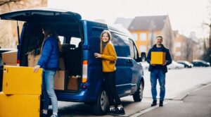 Μετακόμιση φοιτητή με την οικογένεια σε άλλη πόλη με τη βοήθεια της Prime, ιδανικό για έναν επιτυχημένο οδηγό μετακόμισης φοιτητή