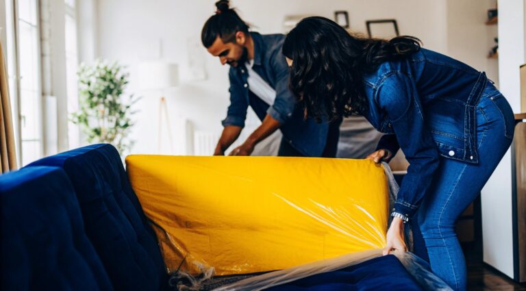 Μετακόμιση διαμερίσματος Prime με προσεκτικό αμπαλάζ καναπέ ώστε να αποφευχθούν ζημιές σε τοίχους και δάπεδα