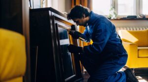 Επαγγελματίας της Prime σε φάση αποσυναρμολόγησης επίπλων, καθώς προετοιμάζει ντουλάπα για μετακόμιση