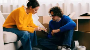 Νεαρό ζευγάρι της Prime συμπληρώνει check list μετακόμισης για ασφαλή μετακόμιση και απογραφή αντικειμένων